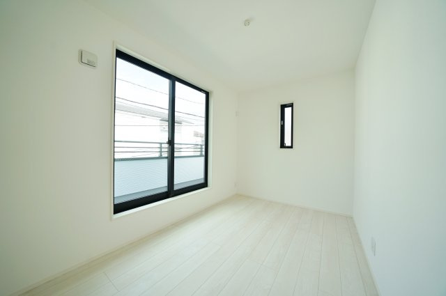 窓を開けると、川の音。｜保土ヶ谷区法泉3丁目｜南道路×陽だまりのLDK17帖超｜穏やかな時間が流れる住まいの洋室|洋室5.0帖：シンプルで使いやすい約5.0帖の洋室。家具配置もしやすく、プライベート空間として落ち着いて過ごせます。