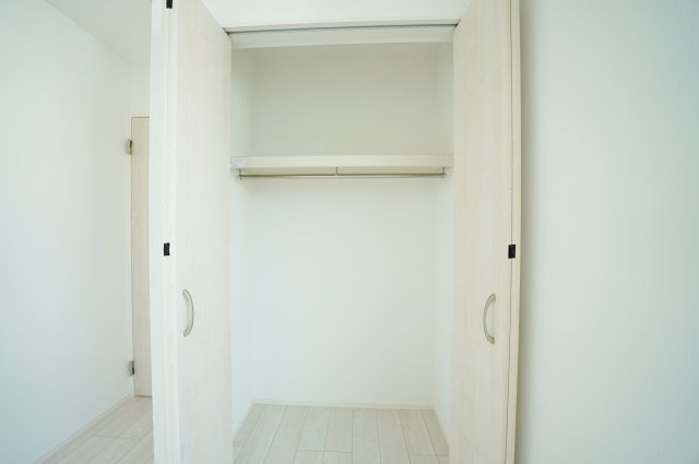 窓を開けると、川の音。｜保土ヶ谷区法泉3丁目｜南道路×陽だまりのLDK17帖超｜穏やかな時間が流れる住まいの収納|十分な奥行きのあるクローゼットは、衣類や季節物の収納にも対応。居住空間を広く使えるポイントです。