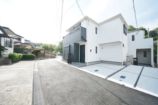 窓を開けると、川の音。｜保土ヶ谷区法泉3丁目｜南道路×陽だまりのLDK17帖超｜穏やかな時間が流れる住まいの前面道路含む現地写真|前面道路は交通量が少なく、落ち着いた住環境。車の出し入れもしやすく、駐車が苦手な方でも安心です。小さなお子様がいるご家庭にも嬉しいロケーション。