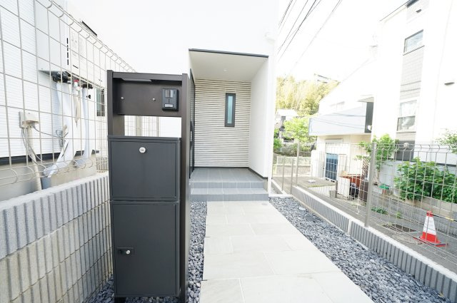 窓を開けると、川の音。｜保土ヶ谷区法泉3丁目｜南道路×陽だまりのLDK17帖超｜穏やかな時間が流れる住まいの設備|不在時でも荷物の受け取りが可能な宅配ボックス付きポストを設置。共働き世帯や外出が多い方にも嬉しい設備で、日々のストレスを軽減してくれます。