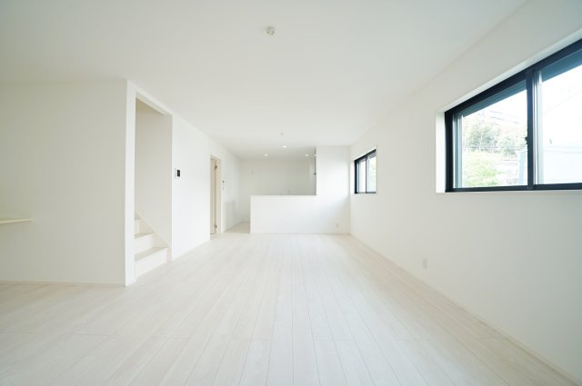 窓を開けると、川の音。｜保土ヶ谷区法泉3丁目｜南道路×陽だまりのLDK17帖超｜穏やかな時間が流れる住まいの居間・リビング|白を基調とした開放的なリビングは、陽光がたっぷり差し込み明るく心地よい空間。広さを感じられる設計で、家族が自然と集まります。