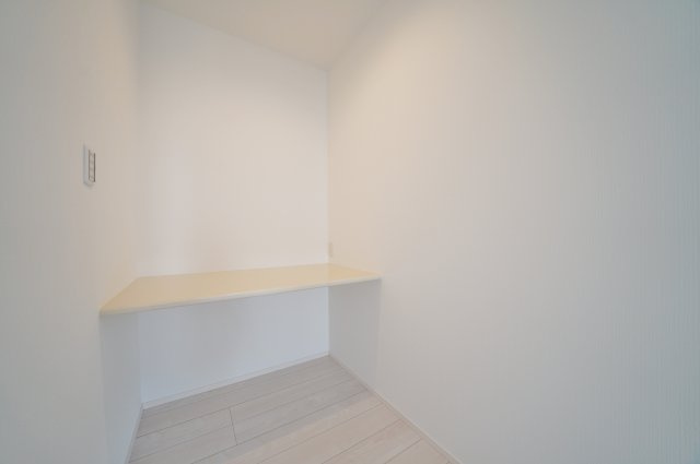 窓を開けると、川の音。｜保土ヶ谷区法泉3丁目｜南道路×陽だまりのLDK17帖超｜穏やかな時間が流れる住まいの収納|リビングの一角に設けられたカウンターは、ワークスペースやお子様の勉強スペースとしても活用可能。使い勝手の良い便利な空間です。
