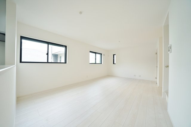 窓を開けると、川の音。｜保土ヶ谷区法泉3丁目｜南道路×陽だまりのLDK17帖超｜穏やかな時間が流れる住まいの居間・リビング|横長に広がるLDKは家具の配置もしやすく、ゆとりあるレイアウトが可能。家族それぞれの時間を大切にできる空間です。