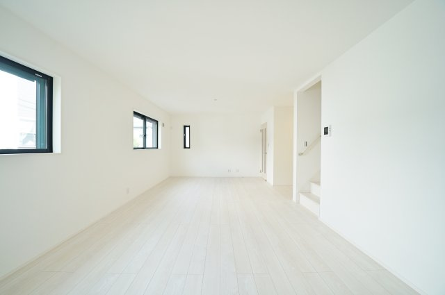 窓を開けると、川の音。｜保土ヶ谷区法泉3丁目｜南道路×陽だまりのLDK17帖超｜穏やかな時間が流れる住まいの居間・リビング|複数の窓から自然光が差し込み、時間帯によって表情を変える明るいリビング。開放感と居心地の良さを兼ね備えています。