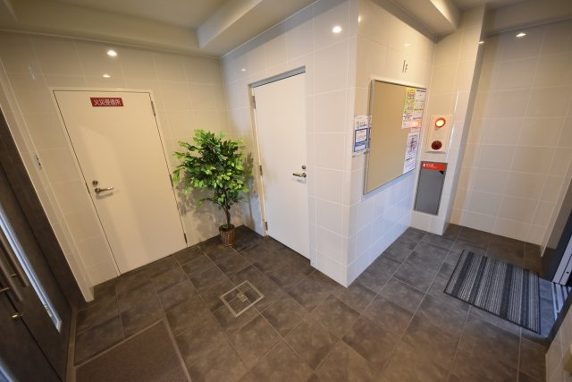 ロイヤルコート立売堀のエントランス