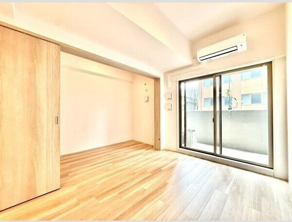 エスプレイス名古屋神宮前の居間・リビング