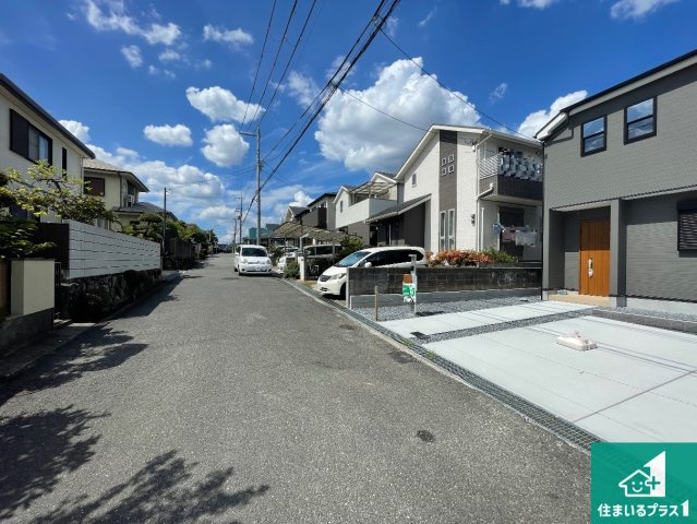 29日(土)30日(日)現地ご見学可能！　枚方市香里ケ丘　全2邸の前面道路含む現地写真|周辺は閑静な住宅街！前面道路広々で車の出し入れも便利です。駐車が苦手な方でも安心して車庫入れできます！