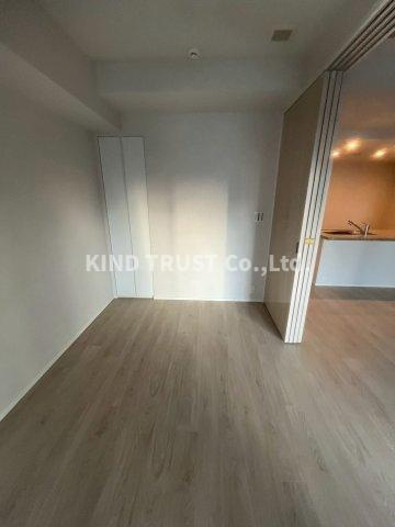 梅田ガーデンレジデンスの居間・リビング|こちらのリビングで趣味の時間をお楽しみください