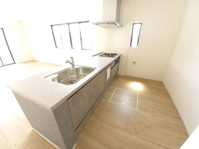 水戸市元吉田町　5期のキッチン|開放感のある空間でお料理～うれしい食洗器付きです！短家事に繋がり～家事もラク～！！（同施工物件）