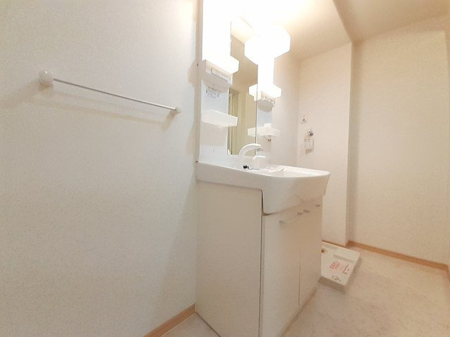 ブリーゼ和多田の洗面所|ゆったりとスペースのある洗面所