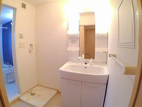 パイン　スクエア　ノース　Ｂの洗面所|ゆったりとスペースのある洗面所