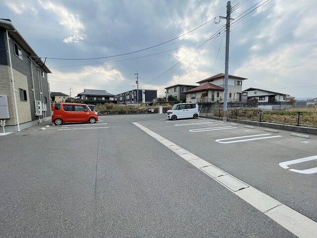 アザール　Ⅲの駐車場|カースペースがあります