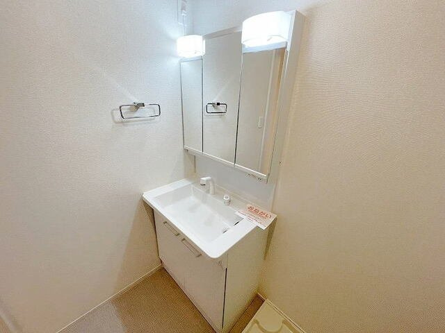 アザール　Ⅲの洗面所|スペースが確保できる洗面所です