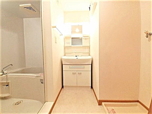 プロムナード唐津Ｂの洗面所|明るい洗面所です