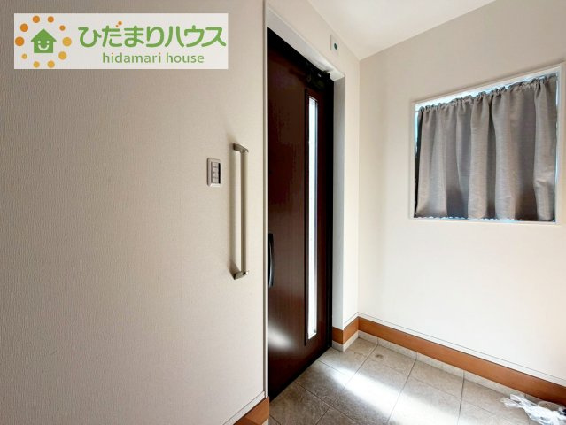 【玄関】 | 守谷市松並青葉2丁目　中古戸建 | 土間の玄関シューズクロークならアウトドア用品やベビーカーも土汚れを気にせずスッキリ収納できます！