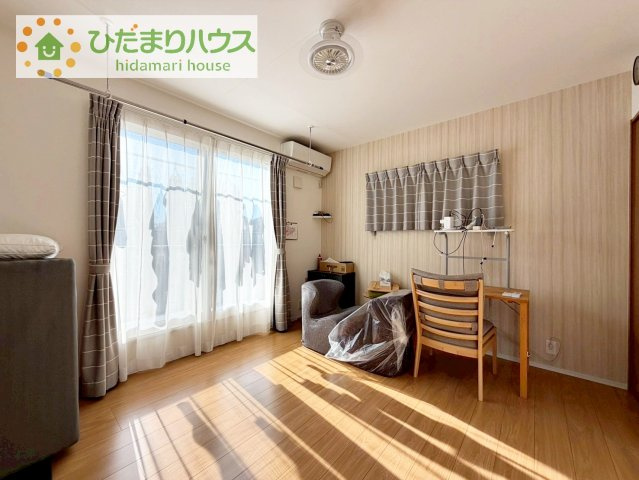 【寝室】 | 守谷市松並青葉2丁目　中古戸建 | 気品のある柄のアクセントクロス♪寝室をおしゃれに演出してくれます(*^^*)