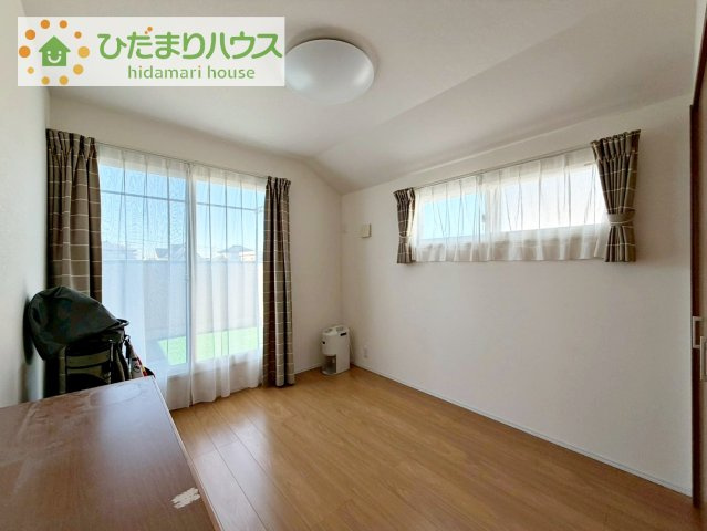【洋室】 | 守谷市松並青葉2丁目　中古戸建 | バルコニーに面している居室なので、自然と光が差し込みます♪