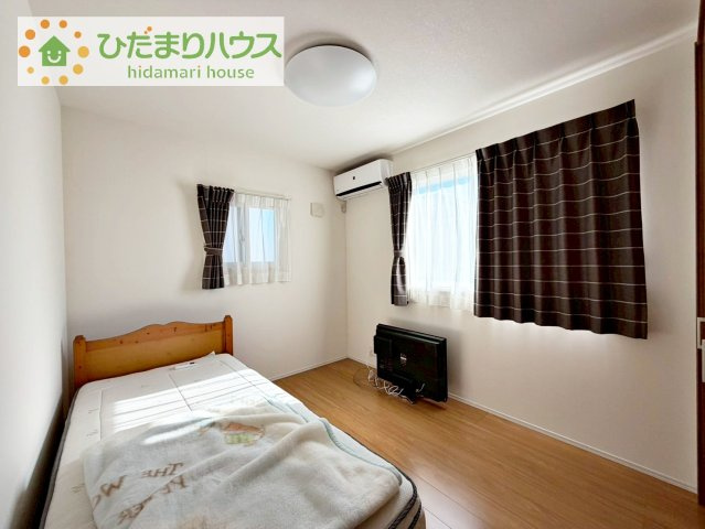 【洋室】 | 守谷市松並青葉2丁目　中古戸建 | 窓が多く、明るい空間を演出してくれます(*^^*)