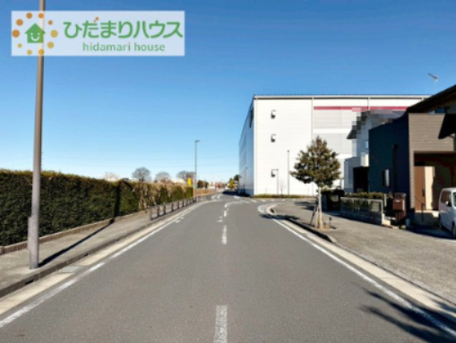 【前面道路含む現地写真】 | 守谷市松並青葉2丁目　中古戸建 | 車通りが少なく、広い道路と歩道が整備された安心の住環境♪