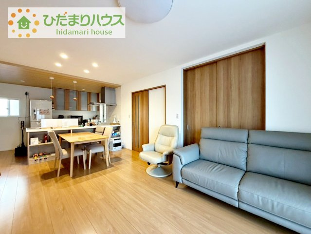 【居間・リビング】 | 守谷市松並青葉2丁目　中古戸建 | 早くお仕事終わらせて、家に帰りたくなるようなリビングです(^^♪
