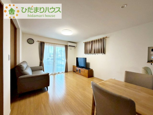 【居間・リビング】 | 守谷市松並青葉2丁目　中古戸建 | リビングの大きな窓からは、暖かな日の光が降り注ぎます・・・