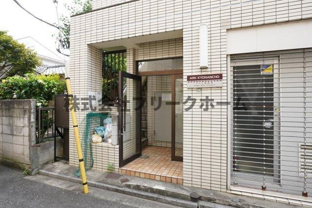 武蔵野市境南町３丁目の賃貸マンションのエントランス