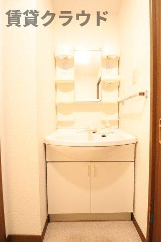 ヒロ末広の洗面所|朝の準備に活躍する温水シャワー付き洗面台！