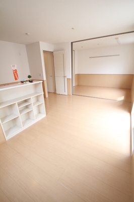 【居間・リビング】 | ウエストヴィレッジ B棟 | LDK12帖 洋室6帖