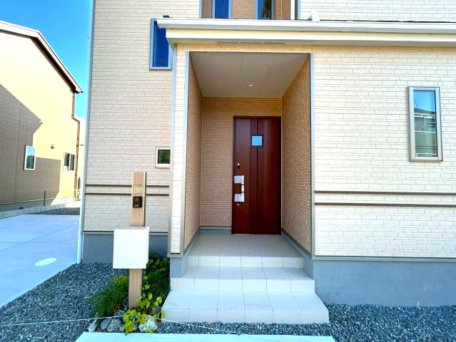 三木市岩宮　J号棟のエントランス