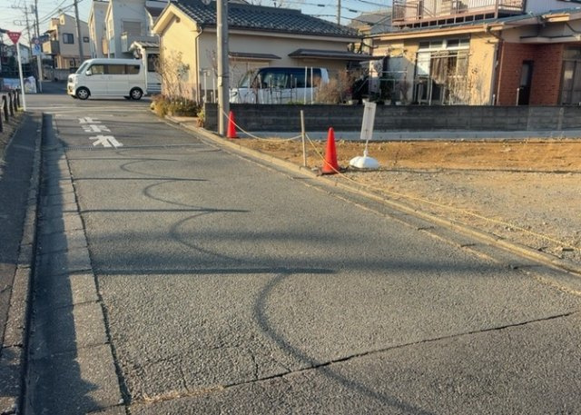 【外観】 | 土地の形が極端に長細かったり、狭小地、あるいは道路との高低差がある傾斜地だった場合、後々売ろうとしても買い手がつかない場合もあります。後々、売却することになった時に価値の下がらない土地を選びましょう。