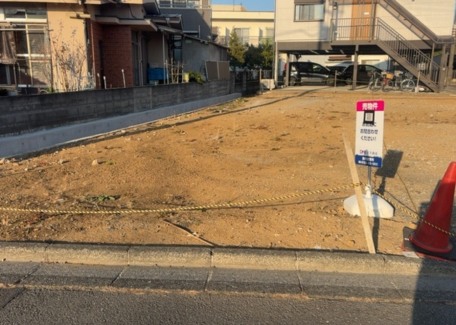 【外観】 | 家を建てる場合、方位は要チェックです。現実的に日当たりのよい家ならばリビングは南側、建築基準法でも北側に当たる家への配慮は求められています。土地を見学に行く際は、方位磁針を持って行くようにしましょう。
