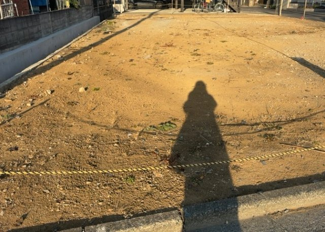 【外観】 | 土地を買う際、住む地域の自治体や福祉の補助制度にも注目してみましょう。子供や老人の医療補助やゴミ出しのルールなど、自治体によってルールに大きな違いがあるため、暮らしやすい土地で判断するとよいでしょう。