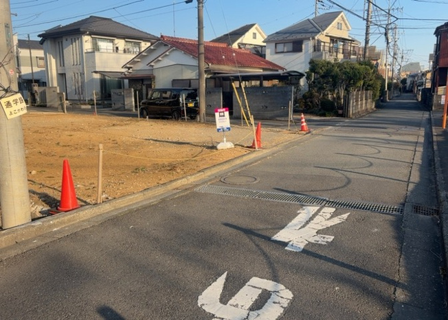 【外観】 | 現地に行くなら、物件の周囲の地形がどうなっているかを見ることも大切です。周辺より低くなっている土地では、大雨などで水が集まりやすいため、地盤が弱くなっているということも考えられるため、注意が必要です。