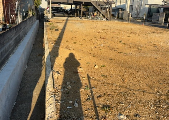 【外観】 | 隣家の土地はどうなっているのか、生活利便施設が近くにあるのか、学校まで近いかなど、お客様のライフスタイルにあわせたイメージが重要です。また、近くにあると困る施設が近くにないかも確認するといいでしょう。