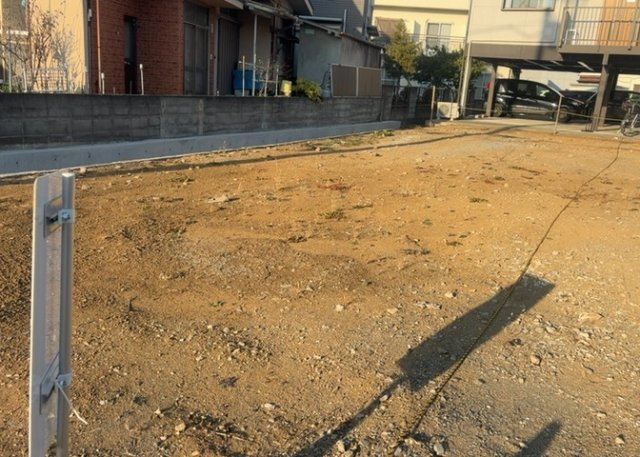 【外観】 | 家を建てる前提で土地を探している場合、地盤の丈夫さは譲れない条件の一つです。地盤が脆弱だと追加工事が必要となります。また、過去に地盤沈下や液状化現象を起こした土地は、できるだけ避けた方がいいでしょう。
