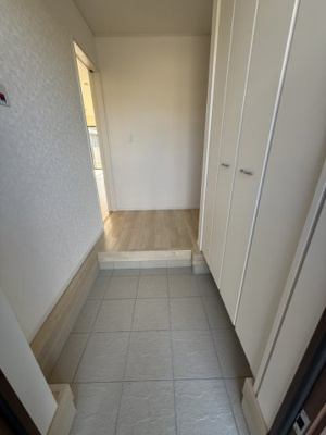 【玄関】 | 恒久6丁目　新築平屋建 | 収納もある玄関です