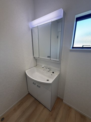【独立洗面台】 | 恒久6丁目　新築平屋建 | 朝の身支度には欠かせない独立洗面化粧台
