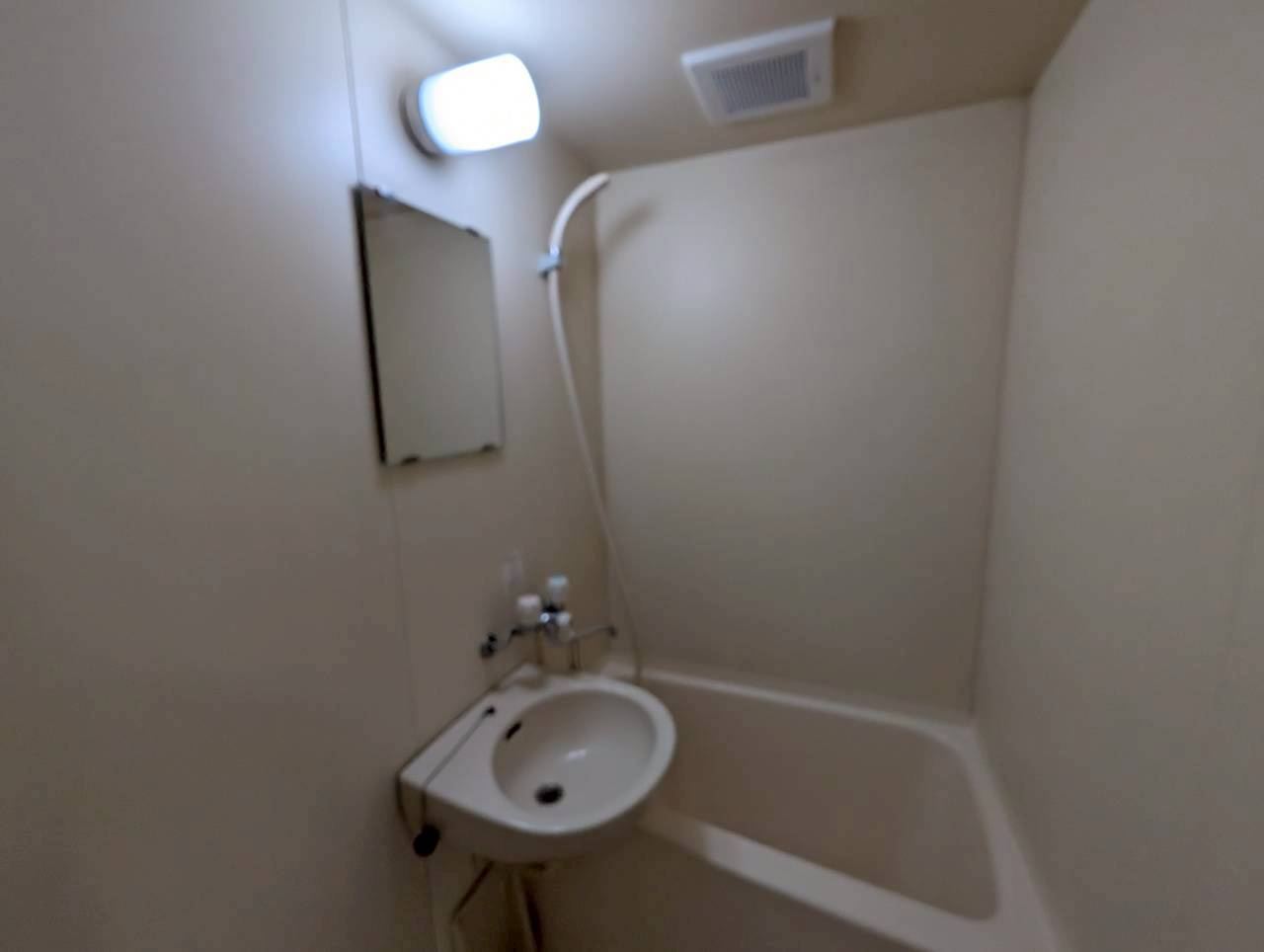 メゾネット栄根の浴室