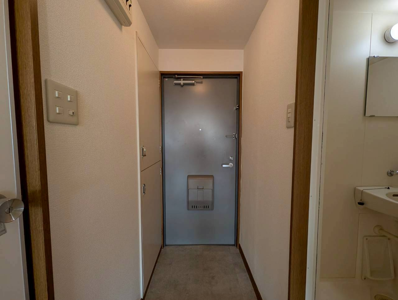 メゾネット栄根の玄関