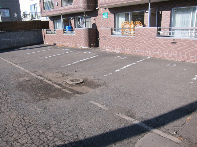 クレステージ若竹の駐車場