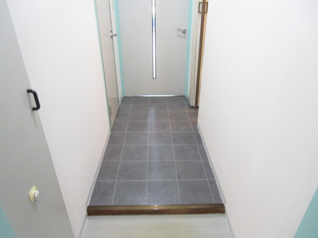 クレステージ若竹の玄関