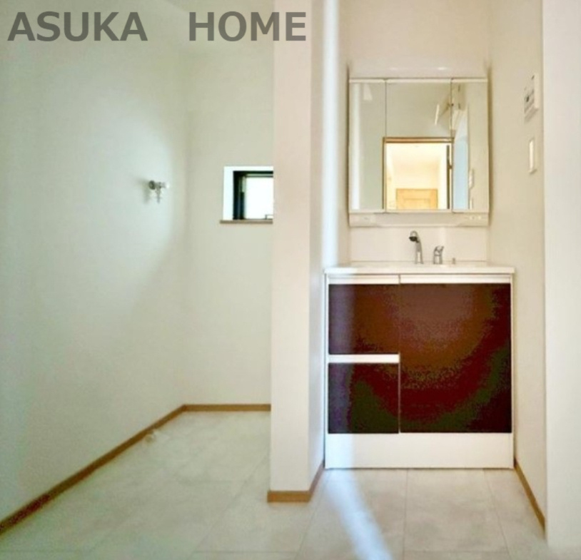 ハートフルタウン南舞岡４丁目の独立洗面台|使い勝手の良いサニタリースぺース。三面鏡裏に収納でごちゃつきがちな洗面台もスッキリです。