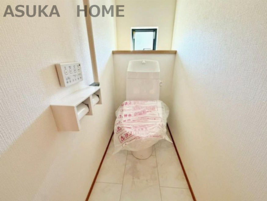 ハートフルタウン南舞岡４丁目のトイレ|窓付きの清潔感のあるトイレスペースは明るく快適空間です。