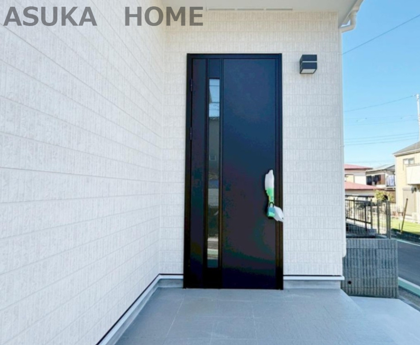 ハートフルタウン南舞岡４丁目の玄関|清潔感のあるエントランスに洗練された玄関扉が映えます。