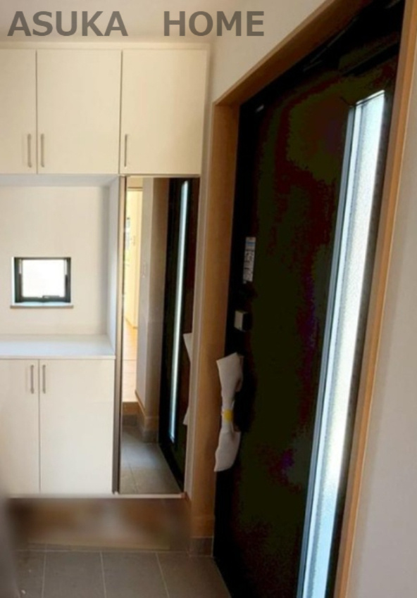 ハートフルタウン南舞岡４丁目の玄関|玄関扉のガラススリットや窓からの採光もあり明るいエントランスです。