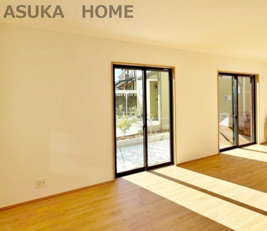 ハートフルタウン南舞岡４丁目の居間・リビング|角部屋で２面採光です。家族の時間も増えそうですね。