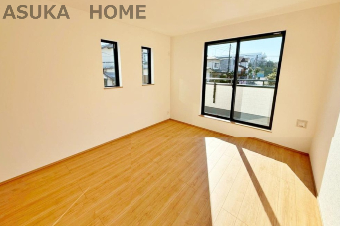 ハートフルタウン南舞岡４丁目の洋室|バルコニーに面した開放感の部屋ｄす。風を感じながら過ごせそうですね。