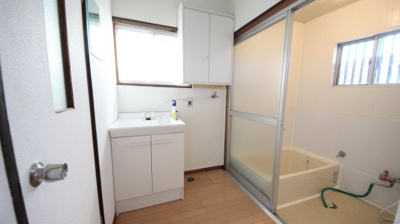 【独立洗面台】 | 大津市和邇高城330-7　中古戸建 | 洗面脱衣から浴室は半透明二枚扉で区切られます