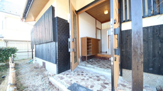 【玄関】 | 大津市和邇高城330-7　中古戸建 | 玄関別角度