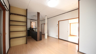 【居間・リビング】 | 大津市和邇高城330-7　中古戸建 | リビング別角度